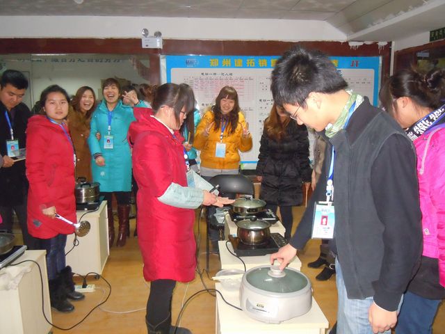 伙伴齊聚一堂享受冬至餃子宴