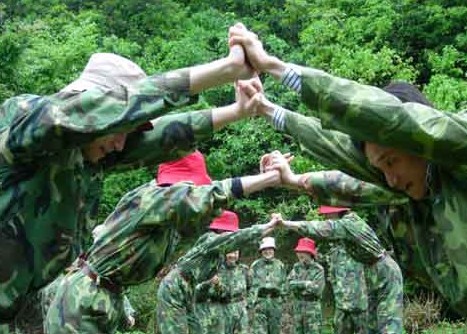 拓展設(shè)施訓(xùn)練前的熱身小游戲