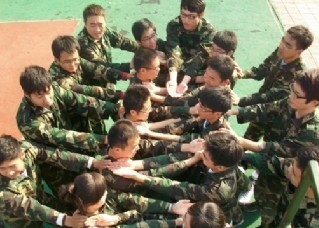 體驗(yàn)拓展器材冬令營(yíng)訓(xùn)練中