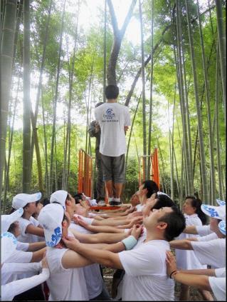 員工體驗(yàn)拓展器材訓(xùn)練過(guò)程中