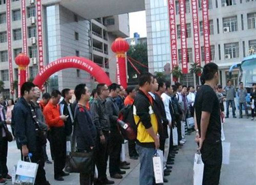 向拓展訓練器材基地出發(fā)了