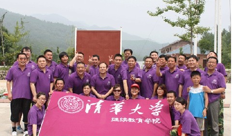 總裁拓展器材訓(xùn)練學(xué)員合影